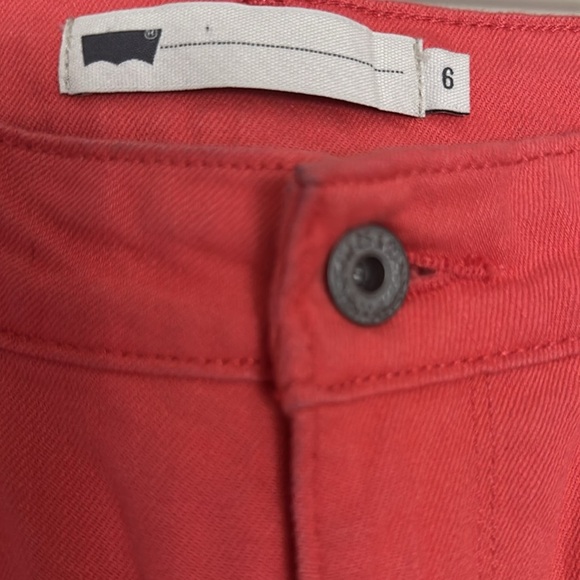 Women's coral Levi’s capris Jeans - Picture 2 of 3